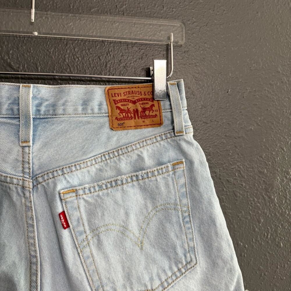 Levi's 501 Original Light Wash Raw Hem Shorts Size 27 - Picture 7 of 8